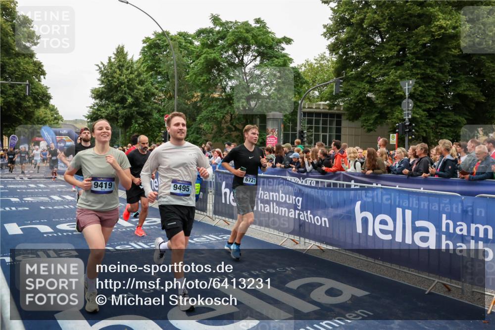 30.06.2024 - hella hamburg halbmarathon Michael Strokosch http://msf.ph/oto/6413231 30.06.2024 11:09:31 Ziel 2349, 3294, 3350, 4194, 5425, 6721, 6763, 6885, 7188, 8418, 9263, 9419, 9495, 10997, 11006, 11738 meine-sportfotos.de