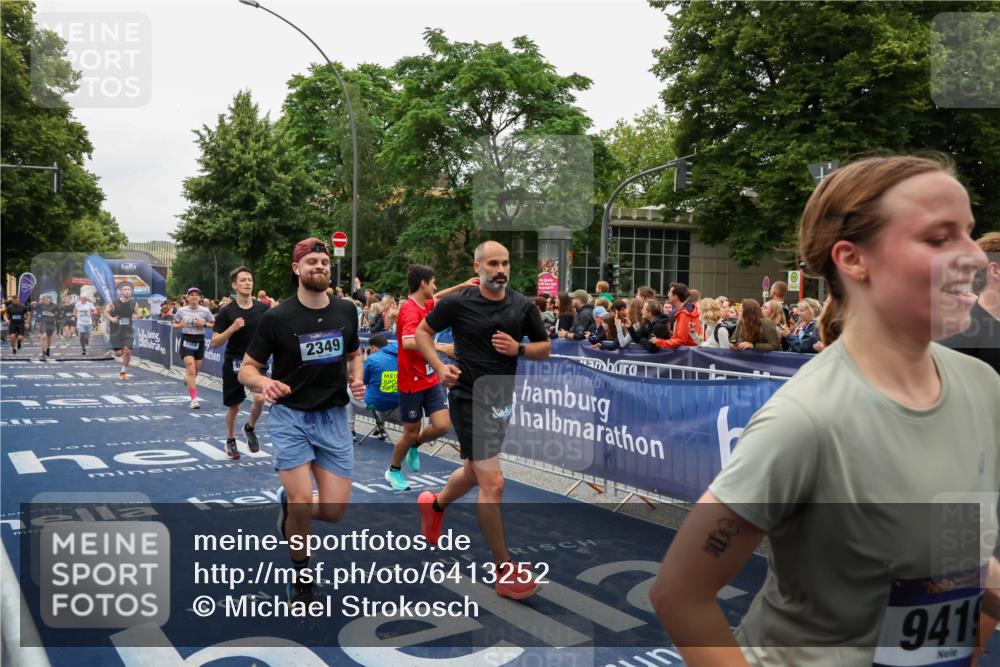 30.06.2024 - hella hamburg halbmarathon Michael Strokosch http://msf.ph/oto/6413252 30.06.2024 11:09:32 Ziel 2349, 3294, 3350, 4194, 5425, 6721, 6763, 6885, 7188, 8418, 9263, 9419, 9495, 10997, 11006 meine-sportfotos.de