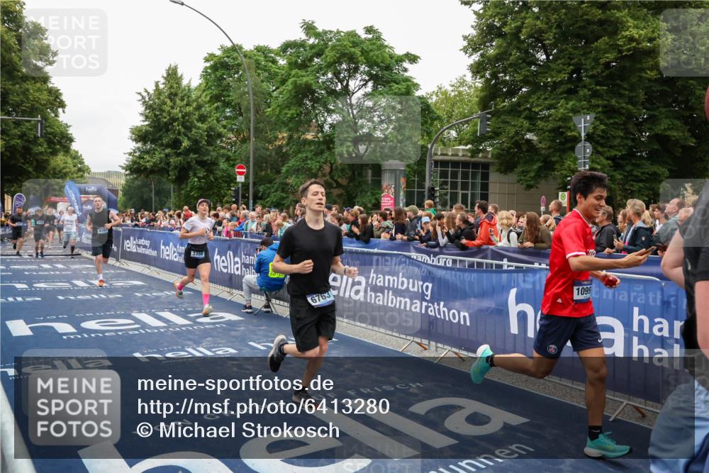 30.06.2024 - hella hamburg halbmarathon Michael Strokosch http://msf.ph/oto/6413280 30.06.2024 11:09:33 Ziel 2349, 3257, 3294, 3350, 6721, 6763, 8418, 9207, 9263, 9419, 9495, 10997, 11006 meine-sportfotos.de