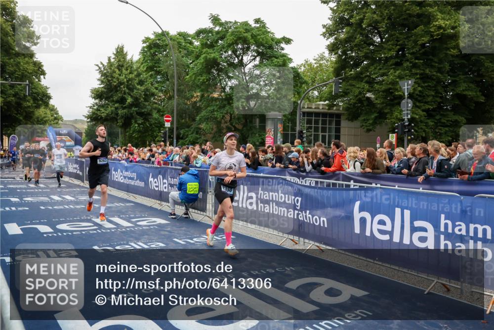 30.06.2024 - hella hamburg halbmarathon Michael Strokosch http://msf.ph/oto/6413306 30.06.2024 11:09:34 Ziel 736, 2349, 3257, 3294, 3350, 6318, 6763, 8418, 9207, 9263, 10997, 11006, 12386 meine-sportfotos.de
