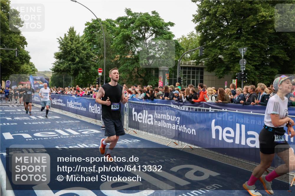 30.06.2024 - hella hamburg halbmarathon Michael Strokosch http://msf.ph/oto/6413332 30.06.2024 11:09:35 Ziel 736, 3257, 3294, 3350, 6318, 6763, 8418, 9207, 9263, 11006, 12386 meine-sportfotos.de