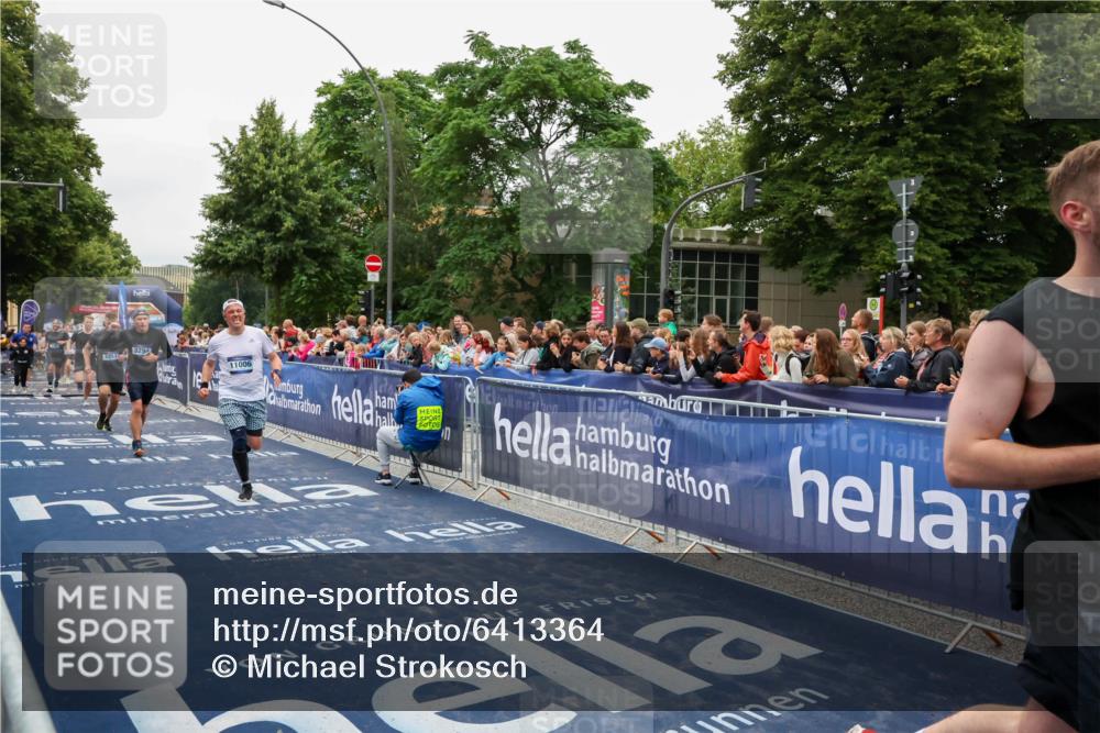 30.06.2024 - hella hamburg halbmarathon Michael Strokosch http://msf.ph/oto/6413364 30.06.2024 11:09:36 Ziel 552, 736, 3257, 3294, 3350, 6318, 8418, 9207, 9263, 11006, 12386, 13300 meine-sportfotos.de