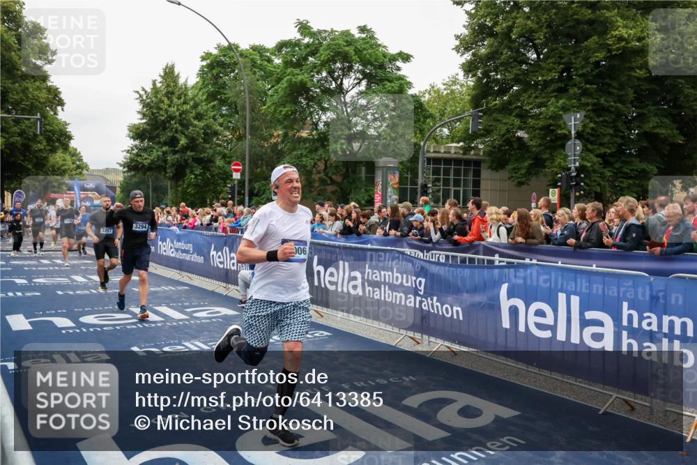 30.06.2024 - hella hamburg halbmarathon Michael Strokosch http://msf.ph/oto/6413385 30.06.2024 11:09:37 Ziel 552, 736, 3257, 3294, 3827, 6318, 8418, 9207, 9263, 11006, 12386, 13300 meine-sportfotos.de