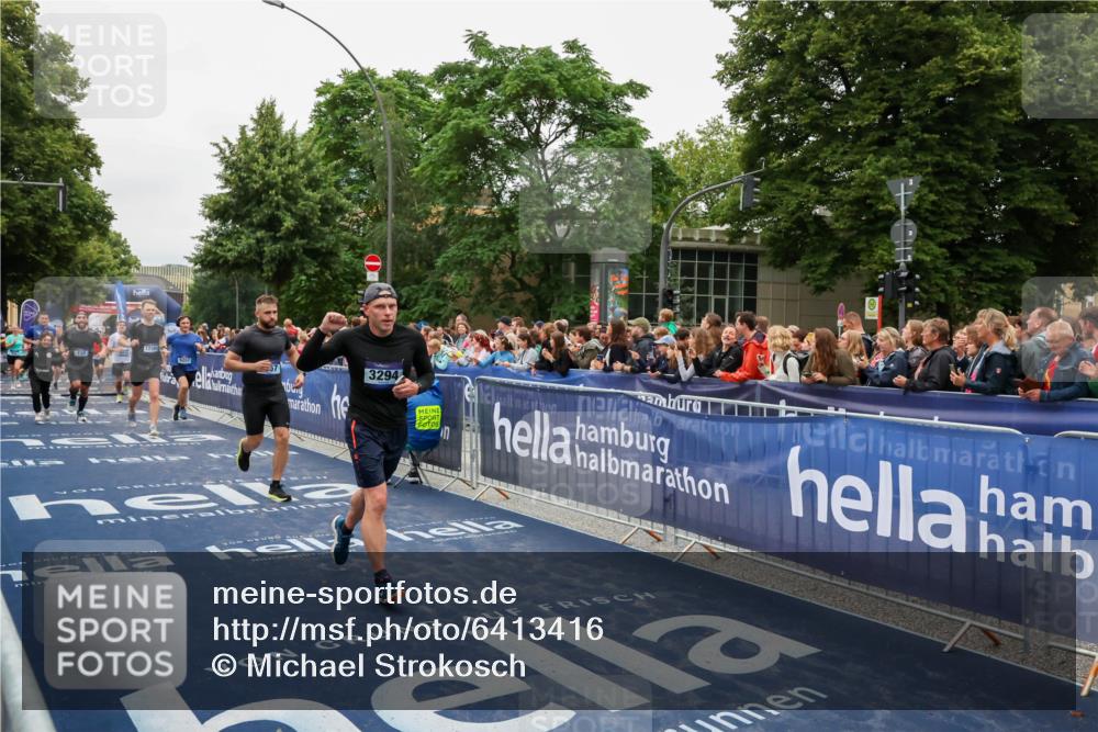 30.06.2024 - hella hamburg halbmarathon Michael Strokosch http://msf.ph/oto/6413416 30.06.2024 11:09:38 Ziel 552, 736, 3257, 3294, 3827, 6318, 8418, 9207, 11006, 12386, 13300 meine-sportfotos.de
