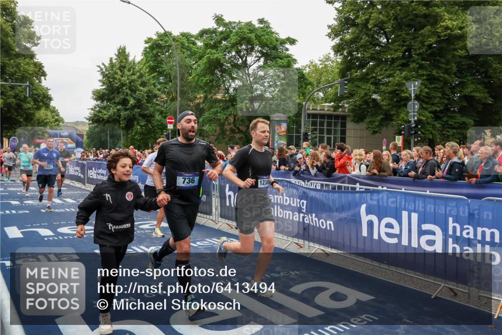 30.06.2024 - hella hamburg halbmarathon Michael Strokosch http://msf.ph/oto/6413494 30.06.2024 11:09:41 Ziel 552, 736, 1523, 1836, 3257, 3827, 4872, 6318, 9142, 9207, 12386, 13300 meine-sportfotos.de