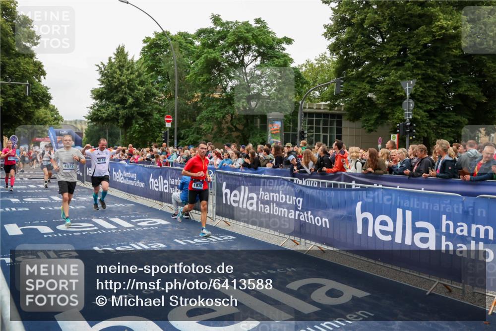 30.06.2024 - hella hamburg halbmarathon Michael Strokosch http://msf.ph/oto/6413588 30.06.2024 11:09:45 Ziel 552, 732, 1523, 1836, 3827, 4632, 4872, 5315, 9142, 11068, 11078, 13300 meine-sportfotos.de
