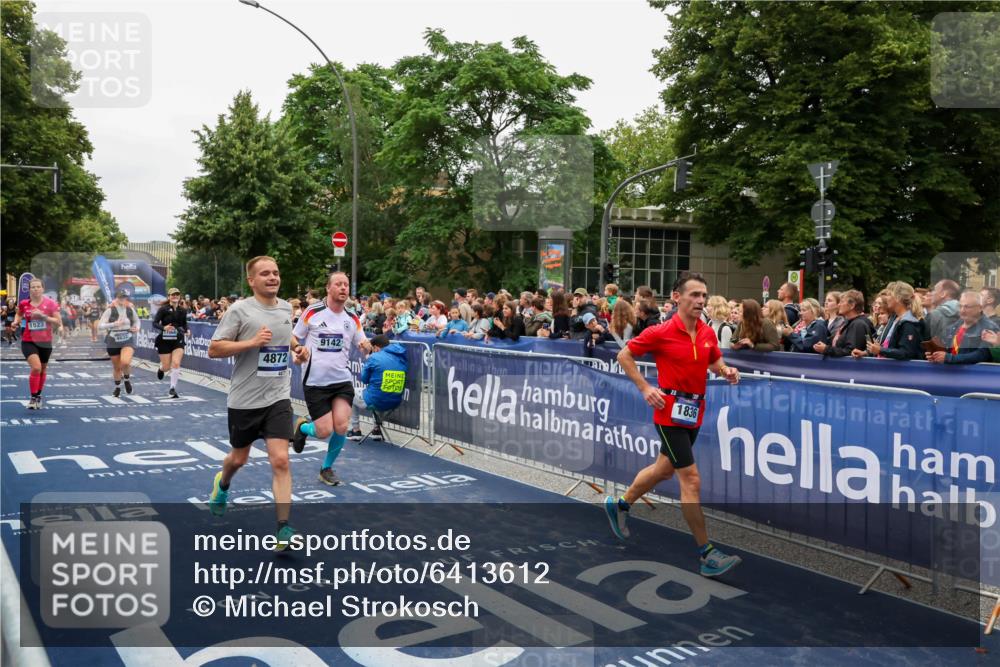30.06.2024 - hella hamburg halbmarathon Michael Strokosch http://msf.ph/oto/6413612 30.06.2024 11:09:46 Ziel 732, 1523, 1836, 3827, 4632, 4872, 5315, 9142, 11068, 11078, 11883 meine-sportfotos.de