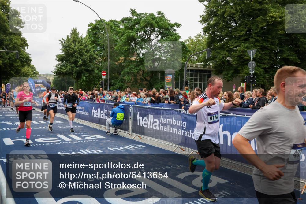 30.06.2024 - hella hamburg halbmarathon Michael Strokosch http://msf.ph/oto/6413654 30.06.2024 11:09:47 Ziel 732, 1523, 1836, 4632, 4872, 5315, 6009, 9142, 11068, 11078, 11883 meine-sportfotos.de