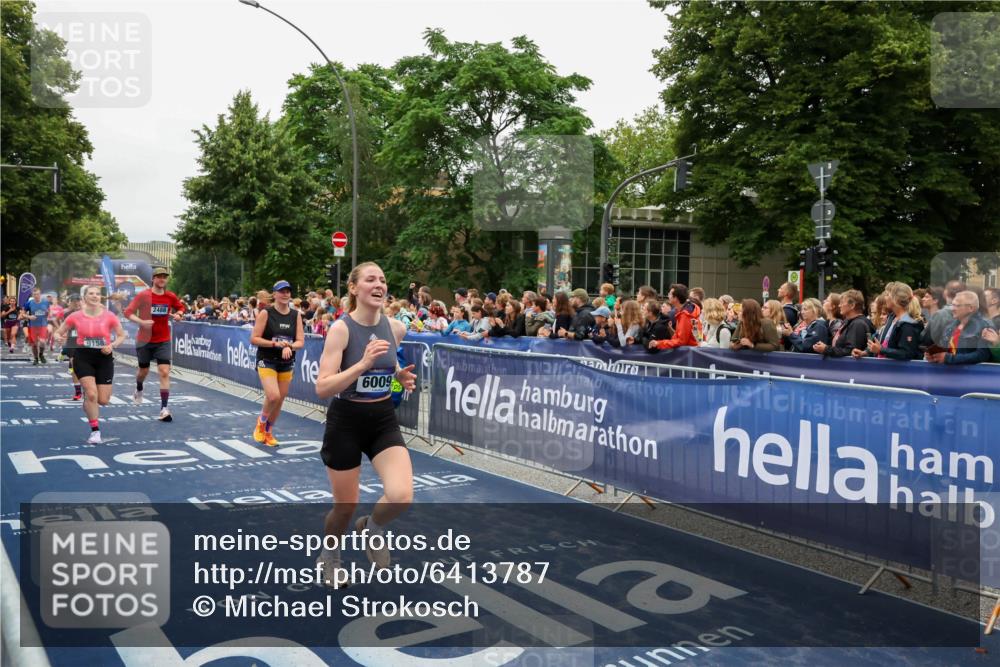 30.06.2024 - hella hamburg halbmarathon Michael Strokosch http://msf.ph/oto/6413787 30.06.2024 11:09:54 Ziel 625, 732, 1400, 2488, 2966, 3018, 4201, 4745, 6009, 6899, 6997, 9158, 10437, 10490, 11883 meine-sportfotos.de