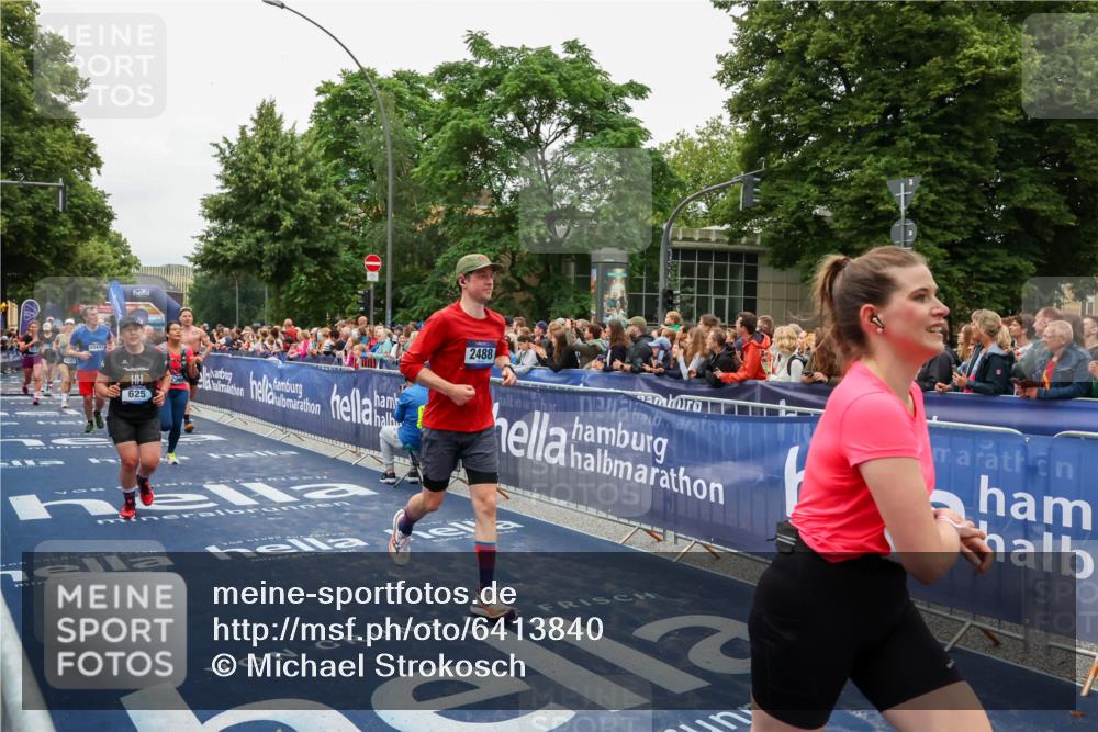 30.06.2024 - hella hamburg halbmarathon Michael Strokosch http://msf.ph/oto/6413840 30.06.2024 11:09:56 Ziel 625, 1400, 1588, 2488, 2966, 3018, 3254, 3610, 4201, 4745, 6009, 6899, 6997, 7138, 8011, 9158, 10437, 10490 meine-sportfotos.de