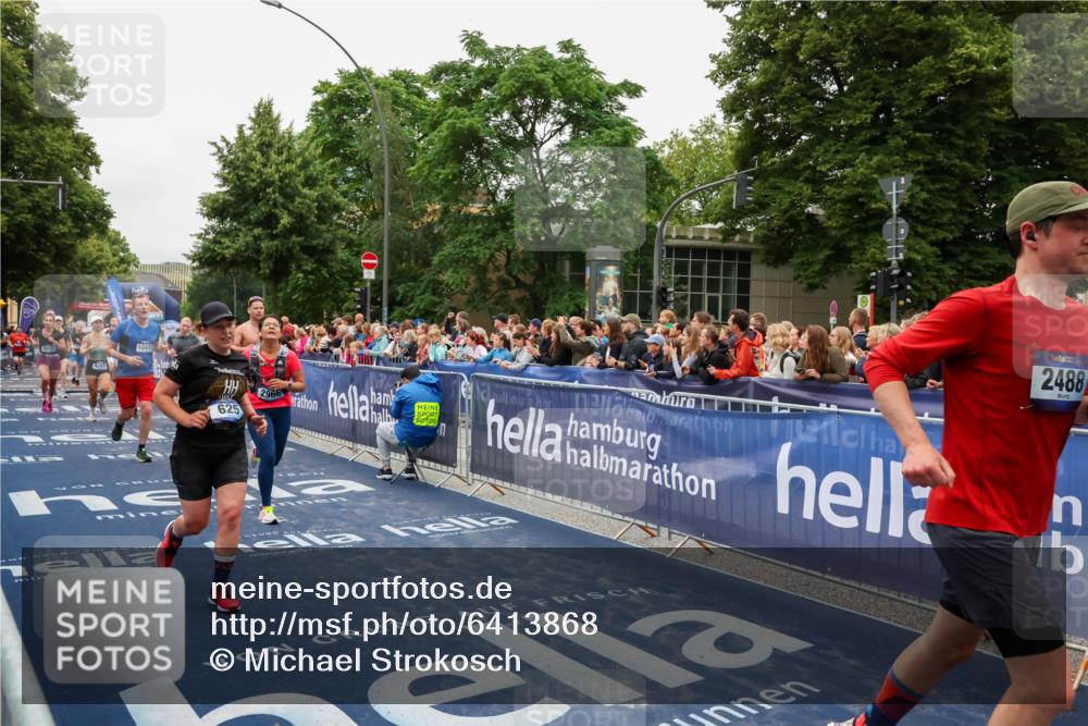 30.06.2024 - hella hamburg halbmarathon Michael Strokosch http://msf.ph/oto/6413868 30.06.2024 11:09:57 Ziel 625, 1400, 1588, 2488, 2966, 3018, 3254, 3610, 4201, 4745, 6899, 6997, 7138, 8011, 9158, 10437, 10490 meine-sportfotos.de