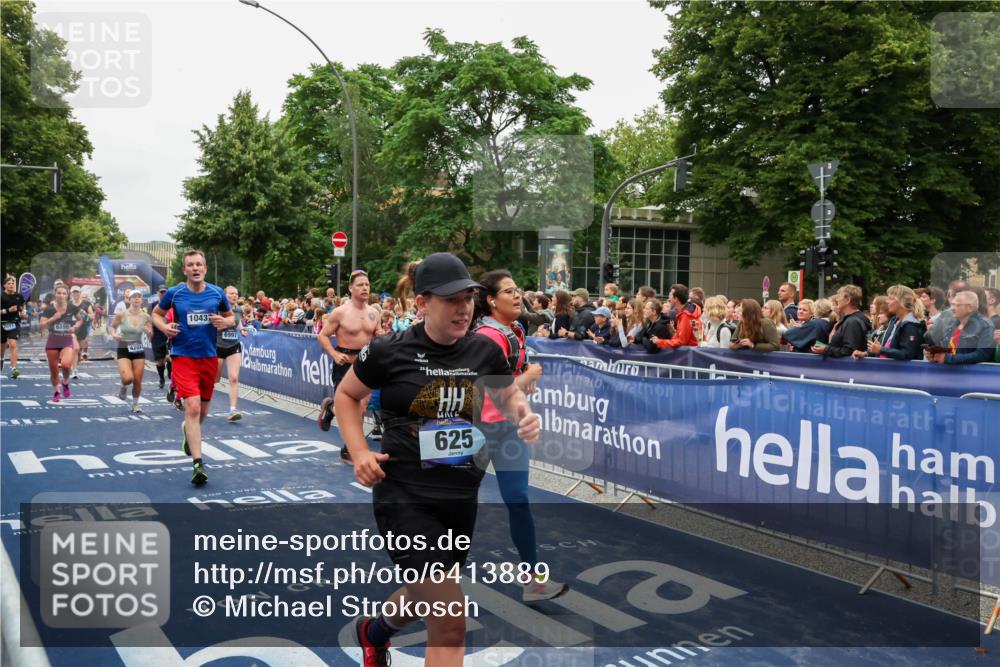 30.06.2024 - hella hamburg halbmarathon Michael Strokosch http://msf.ph/oto/6413889 30.06.2024 11:09:58 Ziel 625, 1400, 1588, 2488, 2966, 3018, 3254, 3610, 4201, 6595, 6899, 6997, 7138, 8011, 10437, 10490 meine-sportfotos.de