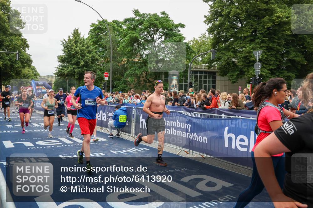 30.06.2024 - hella hamburg halbmarathon Michael Strokosch http://msf.ph/oto/6413920 30.06.2024 11:09:59 Ziel 625, 1400, 1588, 2966, 3018, 3254, 3610, 4201, 6595, 6899, 6997, 7138, 7511, 8011, 10437, 10490 meine-sportfotos.de