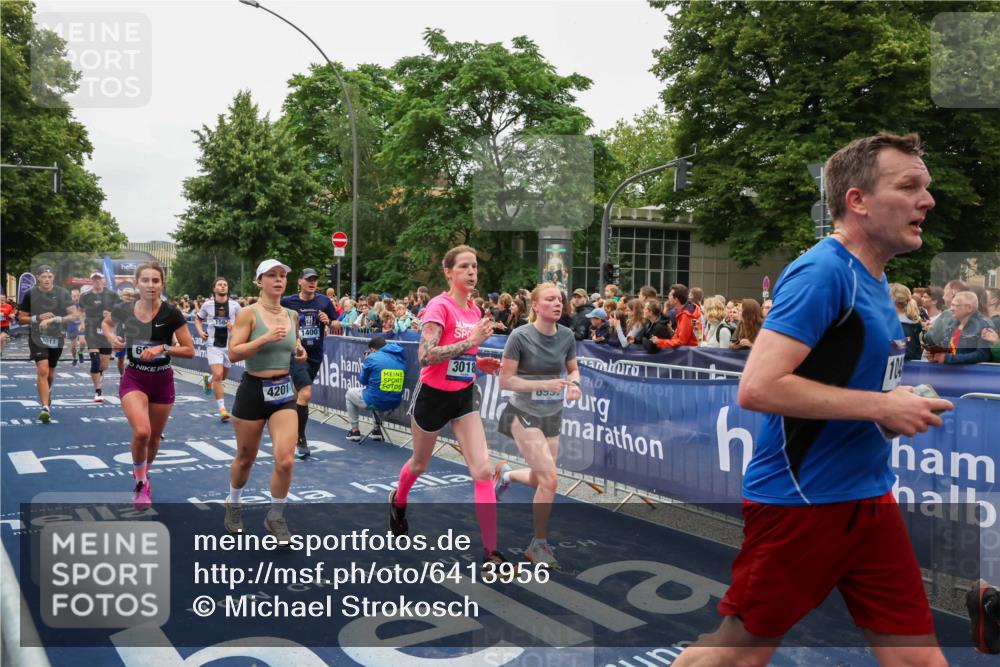 30.06.2024 - hella hamburg halbmarathon Michael Strokosch http://msf.ph/oto/6413956 30.06.2024 11:10:00 Ziel 625, 1400, 1588, 2966, 3018, 3254, 3610, 4201, 6595, 6899, 6997, 7138, 7511, 8011, 10437, 10490 meine-sportfotos.de