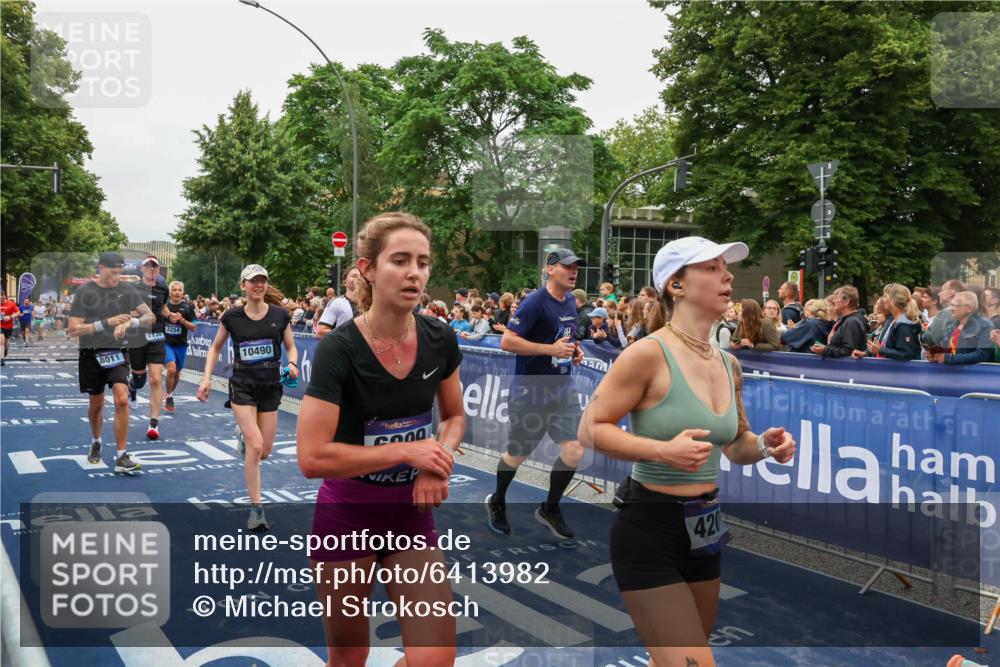 30.06.2024 - hella hamburg halbmarathon Michael Strokosch http://msf.ph/oto/6413982 30.06.2024 11:10:01 Ziel 1400, 1588, 3018, 3254, 3610, 4201, 6595, 6899, 6997, 7138, 7511, 8011, 10437, 10490 meine-sportfotos.de