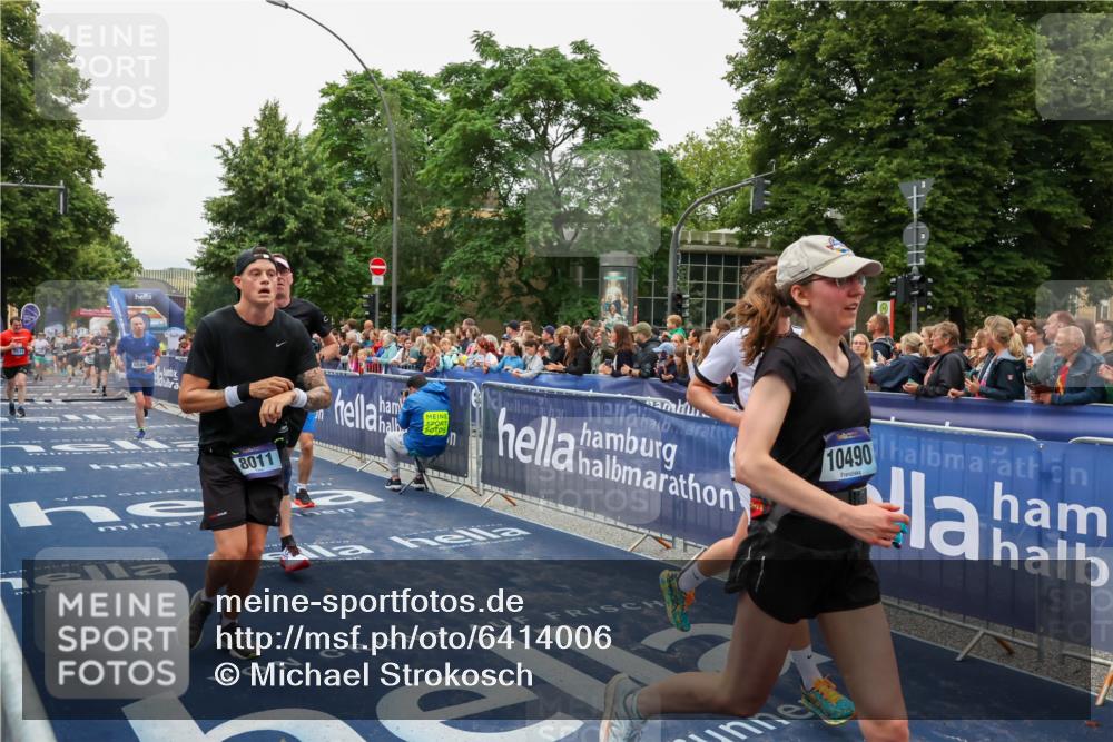 30.06.2024 - hella hamburg halbmarathon Michael Strokosch http://msf.ph/oto/6414006 30.06.2024 11:10:02 Ziel 1400, 1588, 3018, 3254, 3610, 3741, 4201, 6595, 6899, 6997, 7138, 7511, 8011, 10490, 10665, 11813 meine-sportfotos.de