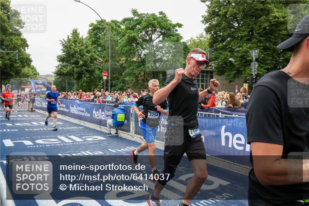 30.06.2024 - hella hamburg halbmarathon Michael Strokosch http://msf.ph/oto/6414037 30.06.2024 11:10:03 Ziel 1400, 1588, 3254, 3610, 3741, 6595, 6899, 7138, 7511, 8011, 10490, 10665, 11813 meine-sportfotos.de