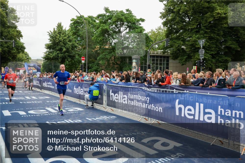 30.06.2024 - hella hamburg halbmarathon Michael Strokosch http://msf.ph/oto/6414126 30.06.2024 11:10:04 Ziel 1588, 3254, 3610, 3741, 6595, 7138, 7511, 8011, 10665, 11813 meine-sportfotos.de