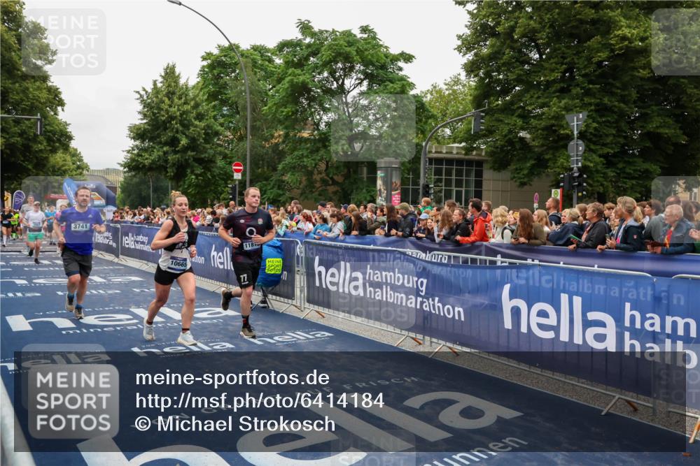 30.06.2024 - hella hamburg halbmarathon Michael Strokosch http://msf.ph/oto/6414184 30.06.2024 11:10:08 Ziel 553, 2653, 3067, 3741, 6662, 7511, 9608, 10665, 11185, 11813 meine-sportfotos.de