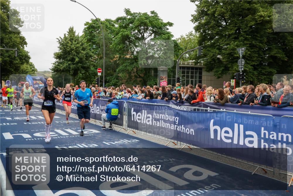 30.06.2024 - hella hamburg halbmarathon Michael Strokosch http://msf.ph/oto/6414267 30.06.2024 11:10:14 Ziel 553, 926, 962, 1371, 2653, 2873, 2931, 3067, 6662, 7934, 8051, 8485, 8909, 9075, 9608, 11185 meine-sportfotos.de