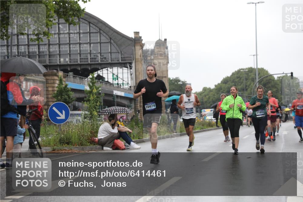 30.06.2024 - hella hamburg halbmarathon Fuchs,  Jonas http://msf.ph/oto/6414461 30.06.2024 11:44:20 20KM 859, 955, 1059, 1483, 2573, 2916, 3719, 3720, 3818, 3844, 4613, 4767, 5028, 5149, 5369, 5665, 6347, 6619, 6726, 6746, 6936, 7383, 7899, 8235, 8769, 8846, 9046, 9474, 9605, 9682, 9853, 10058, 10242, 10474, 11055, 11148, 11677, 11821, 11855, 11916, 13268 meine-sportfotos.de