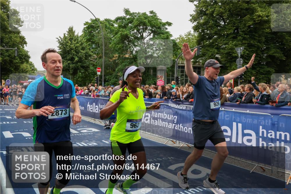 30.06.2024 - hella hamburg halbmarathon Michael Strokosch http://msf.ph/oto/6414467 30.06.2024 11:10:19 Ziel 926, 962, 1371, 2873, 2930, 2931, 3808, 3845, 4491, 5643, 7014, 7934, 8051, 8149, 8909, 11664 meine-sportfotos.de