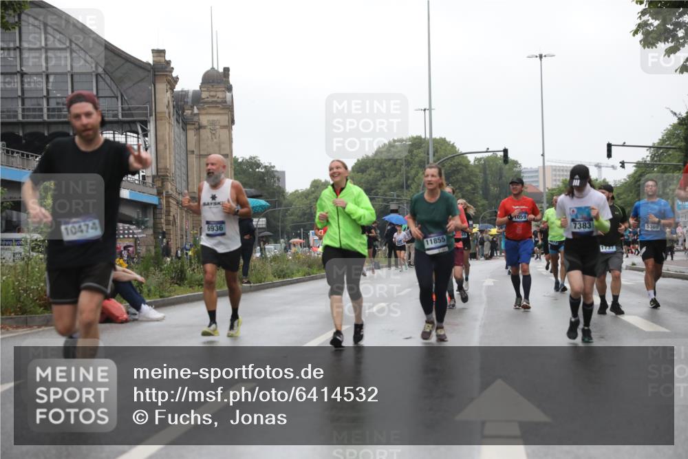 30.06.2024 - hella hamburg halbmarathon Fuchs,  Jonas http://msf.ph/oto/6414532 30.06.2024 11:44:21 20KM 859, 955, 1059, 1483, 2573, 2916, 3719, 3720, 3818, 3844, 4613, 4767, 5028, 5149, 5369, 5665, 6347, 6619, 6726, 6746, 6936, 7383, 7899, 8235, 8769, 8846, 9046, 9474, 9605, 9682, 9853, 10058, 10242, 10474, 11055, 11148, 11677, 11821, 11855, 11916, 13268 meine-sportfotos.de