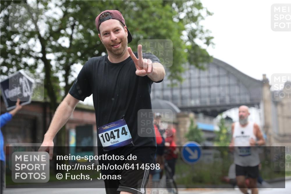 30.06.2024 - hella hamburg halbmarathon Fuchs,  Jonas http://msf.ph/oto/6414598 30.06.2024 11:44:22 20KM 859, 1059, 1483, 2573, 2916, 3719, 3720, 3818, 4063, 4613, 4767, 5149, 5369, 5665, 6347, 6619, 6726, 6746, 6936, 7383, 7899, 8235, 8769, 8846, 9046, 9474, 9605, 9682, 9853, 10058, 10242, 10474, 11055, 11148, 11677, 11821, 11855, 11916, 13268 meine-sportfotos.de