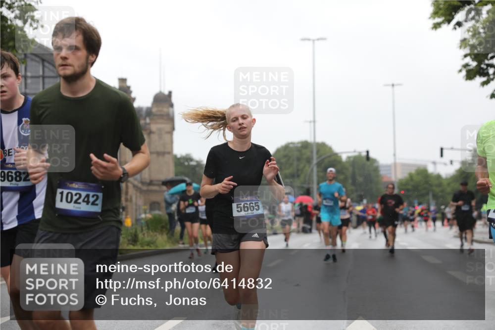 30.06.2024 - hella hamburg halbmarathon Fuchs,  Jonas http://msf.ph/oto/6414832 30.06.2024 11:44:27 20KM 859, 1059, 1483, 1737, 2573, 2916, 3662, 3719, 3720, 4063, 4613, 4767, 5149, 5369, 5665, 6347, 6726, 6936, 7383, 7899, 8235, 8769, 8846, 9046, 9474, 9605, 9682, 9853, 10058, 10242, 10474, 11148, 11575, 11677, 11782, 11821, 11855, 12562, 13268 meine-sportfotos.de