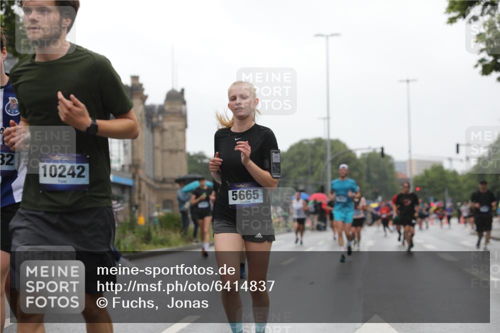 30.06.2024 - hella hamburg halbmarathon Fuchs,  Jonas http://msf.ph/oto/6414837 30.06.2024 11:44:28 20KM 859, 1059, 1483, 1737, 2573, 2916, 3662, 3719, 3720, 4063, 4613, 4767, 5149, 5369, 5665, 5883, 5884, 6726, 6936, 7383, 7899, 8235, 8769, 9046, 9474, 9605, 9682, 9853, 10058, 10242, 10474, 11148, 11575, 11677, 11782, 11821, 11855, 12562, 13268 meine-sportfotos.de