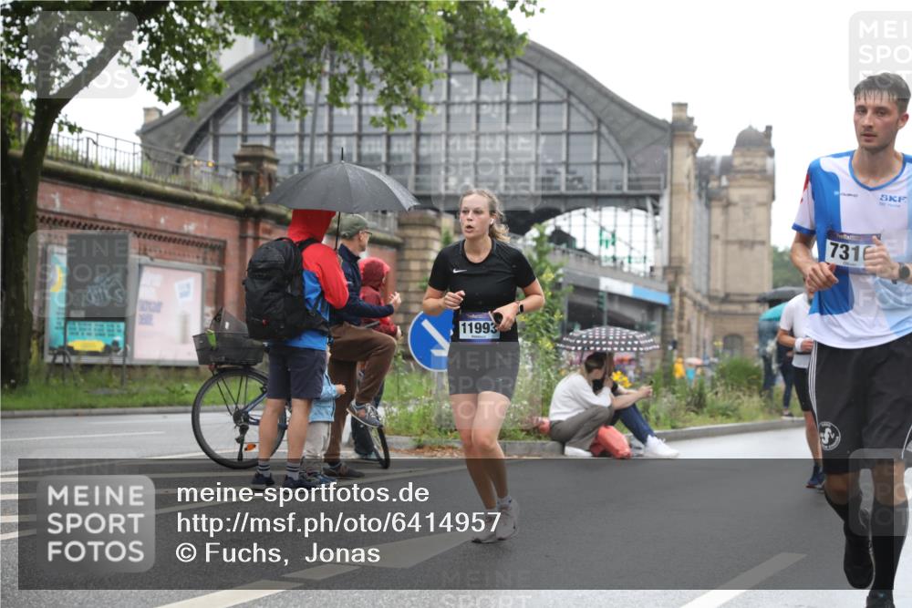 30.06.2024 - hella hamburg halbmarathon Fuchs,  Jonas http://msf.ph/oto/6414957 30.06.2024 11:44:37 20KM 859, 1059, 1483, 1590, 1627, 1737, 2573, 3662, 4063, 4613, 5149, 5368, 5369, 5665, 5883, 5884, 6726, 6936, 7310, 7383, 7668, 8229, 8769, 8854, 9605, 9682, 10058, 10242, 11148, 11575, 11782, 11855, 11874, 11993, 12562 meine-sportfotos.de