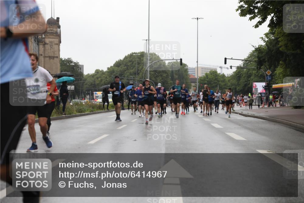 30.06.2024 - hella hamburg halbmarathon Fuchs,  Jonas http://msf.ph/oto/6414967 30.06.2024 11:44:38 20KM 859, 1059, 1483, 1590, 1627, 1737, 1905, 2573, 3662, 4063, 4613, 5149, 5368, 5369, 5665, 5883, 5884, 6936, 7310, 7383, 7668, 8229, 8769, 8854, 9605, 9682, 10058, 10242, 11148, 11575, 11782, 11855, 11874, 11993, 12562 meine-sportfotos.de