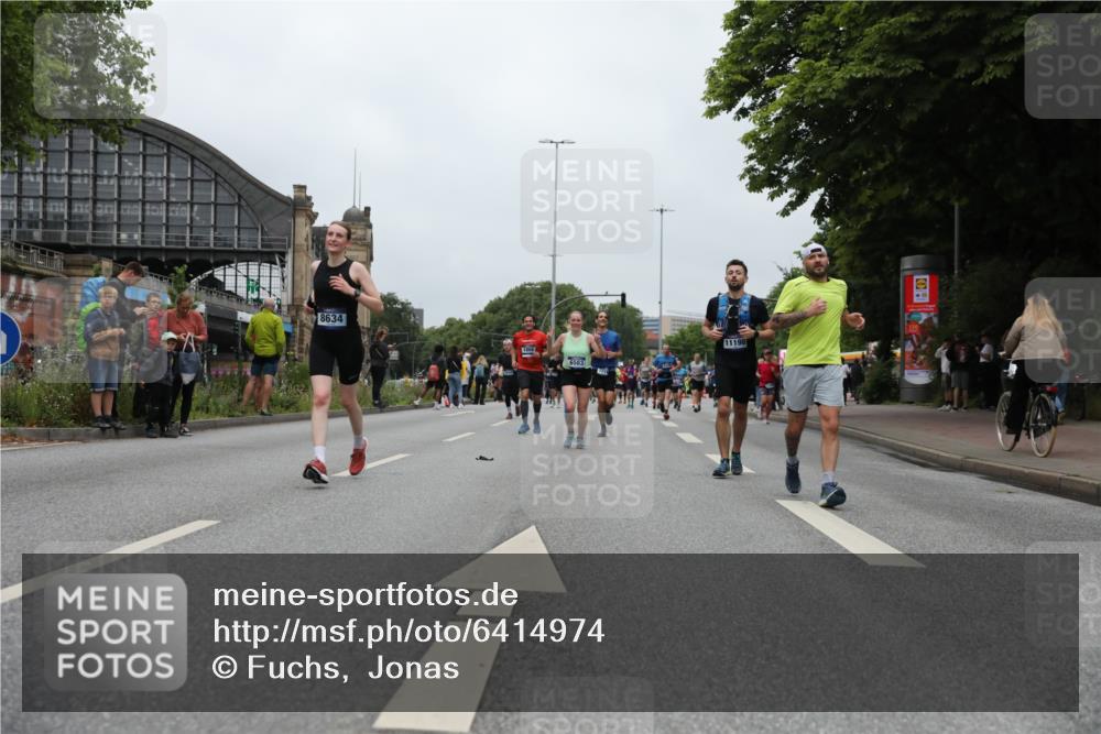 30.06.2024 - hella hamburg halbmarathon Fuchs,  Jonas http://msf.ph/oto/6414974 30.06.2024 11:13:00 20KM 610, 1924, 2182, 3135, 3556, 3651, 4455, 6583, 6725, 6900, 7126, 7202, 7580, 7810, 8024, 8339, 8634, 8650, 9083, 10037, 10105, 10434, 10448, 10462, 10518, 10988, 11145, 11198, 11289, 11426, 11736, 12488 meine-sportfotos.de