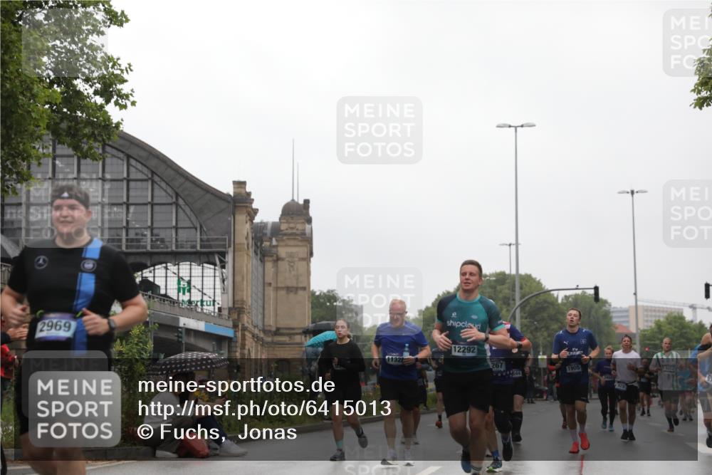30.06.2024 - hella hamburg halbmarathon Fuchs,  Jonas http://msf.ph/oto/6415013 30.06.2024 11:44:45 20KM 676, 929, 1590, 1627, 1645, 1737, 1905, 2969, 3662, 4063, 4218, 4613, 5267, 5332, 5368, 5392, 5544, 5883, 5884, 6433, 7310, 7668, 8229, 8854, 9212, 9769, 11328, 11575, 11782, 11798, 11874, 11993, 12292, 12562 meine-sportfotos.de