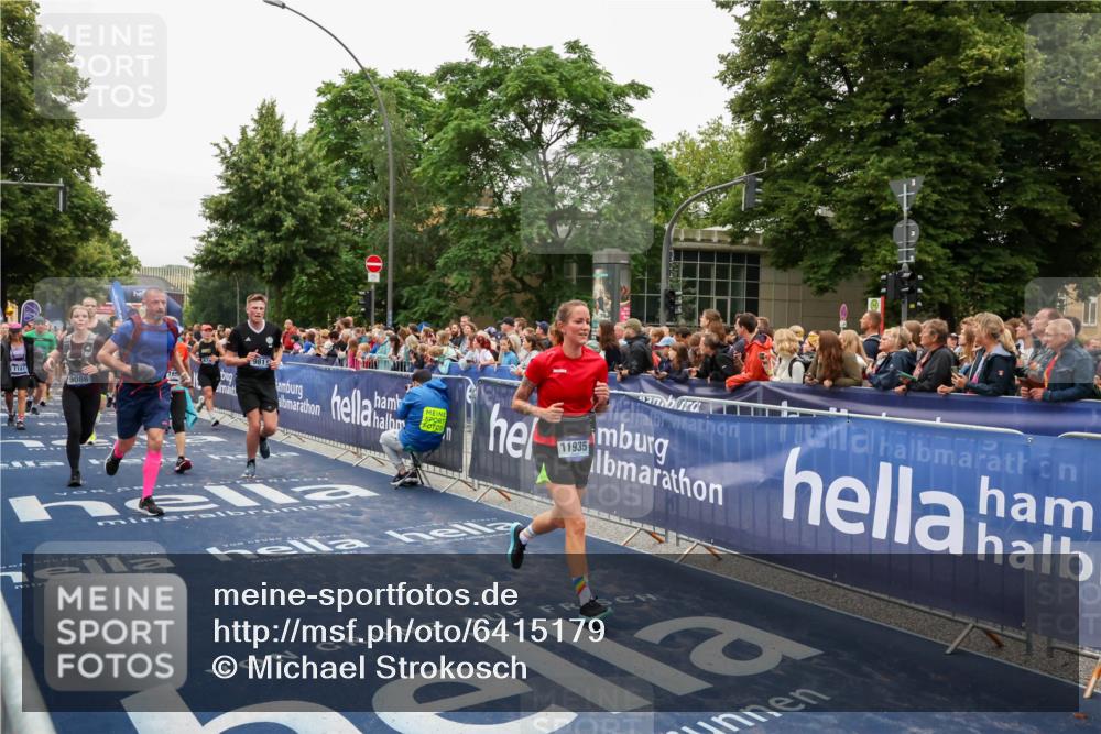 30.06.2024 - hella hamburg halbmarathon Michael Strokosch http://msf.ph/oto/6415179 30.06.2024 11:10:56 Ziel 1181, 1225, 1278, 2978, 3000, 4459, 5017, 5131, 5152, 5172, 5181, 6452, 6887, 7252, 7284, 7735, 8749, 9076, 9086, 9628, 9811, 10416, 11686, 11935, 12389 meine-sportfotos.de