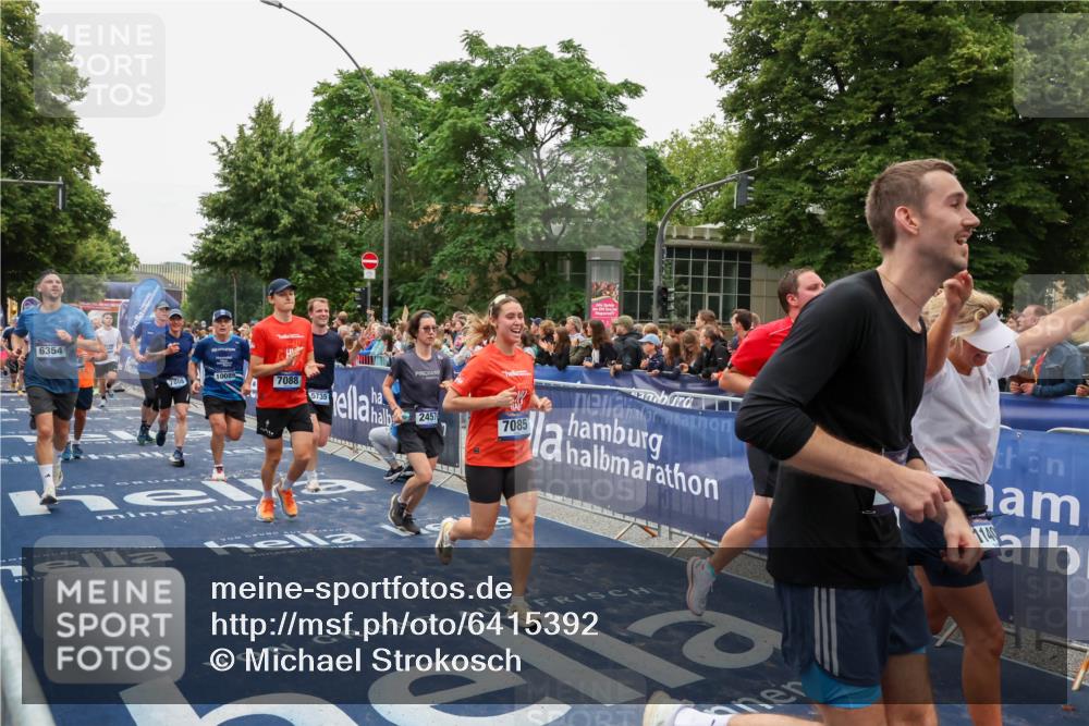 30.06.2024 - hella hamburg halbmarathon Michael Strokosch http://msf.ph/oto/6415392 30.06.2024 11:11:06 Ziel 1335, 1687, 2457, 2607, 3250, 4517, 5243, 5735, 6002, 6059, 6158, 6354, 7085, 7088, 7806, 8780, 8842, 9619, 9630, 9943, 10089, 10878, 11054, 11343, 11405, 11585, 12223, 13466 meine-sportfotos.de