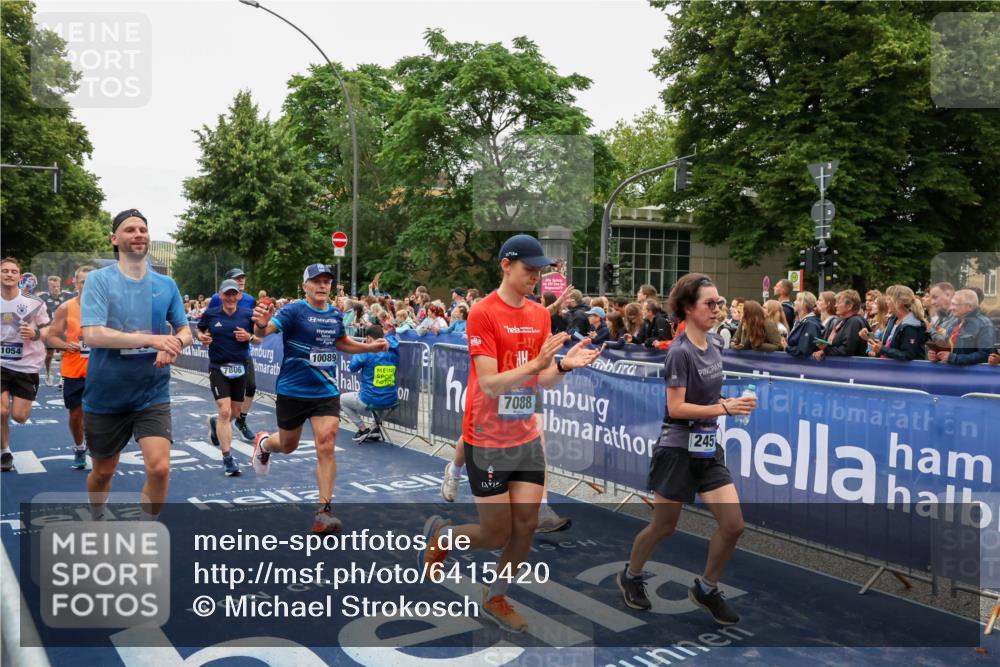 30.06.2024 - hella hamburg halbmarathon Michael Strokosch http://msf.ph/oto/6415420 30.06.2024 11:11:07 Ziel 1687, 2457, 2607, 3250, 5005, 5243, 5735, 6002, 6059, 6158, 6354, 7085, 7088, 7806, 8780, 8842, 8961, 9630, 9869, 9943, 10089, 10878, 11054, 11343, 11405, 12223 meine-sportfotos.de