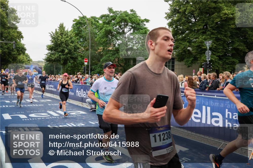 30.06.2024 - hella hamburg halbmarathon Michael Strokosch http://msf.ph/oto/6415988 30.06.2024 11:11:19 Ziel 851, 1011, 1538, 2595, 4327, 4334, 5117, 6202, 8184, 8384, 8903, 9031, 10532, 10535, 10661, 11238, 11867, 12288, 12290, 13174, 13184, 13270 meine-sportfotos.de