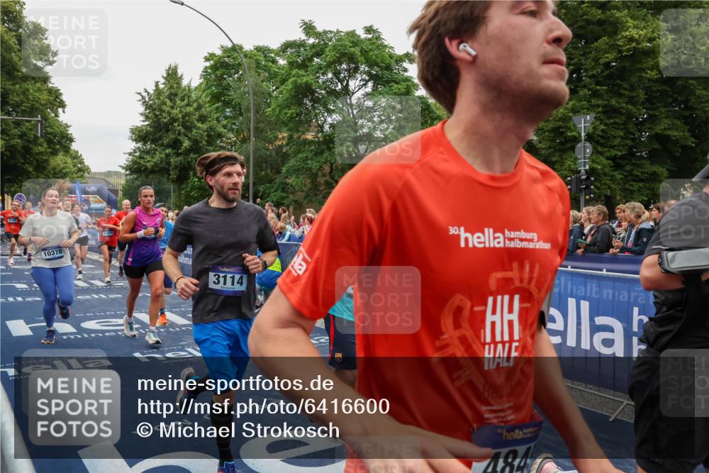 30.06.2024 - hella hamburg halbmarathon Michael Strokosch http://msf.ph/oto/6416600 30.06.2024 11:11:43 Ziel 502, 521, 3108, 3114, 4765, 4845, 5250, 5529, 6150, 7237, 8029, 9655, 9948, 9951, 10237, 10378, 11229, 11230, 12396, 12556, 13225 meine-sportfotos.de