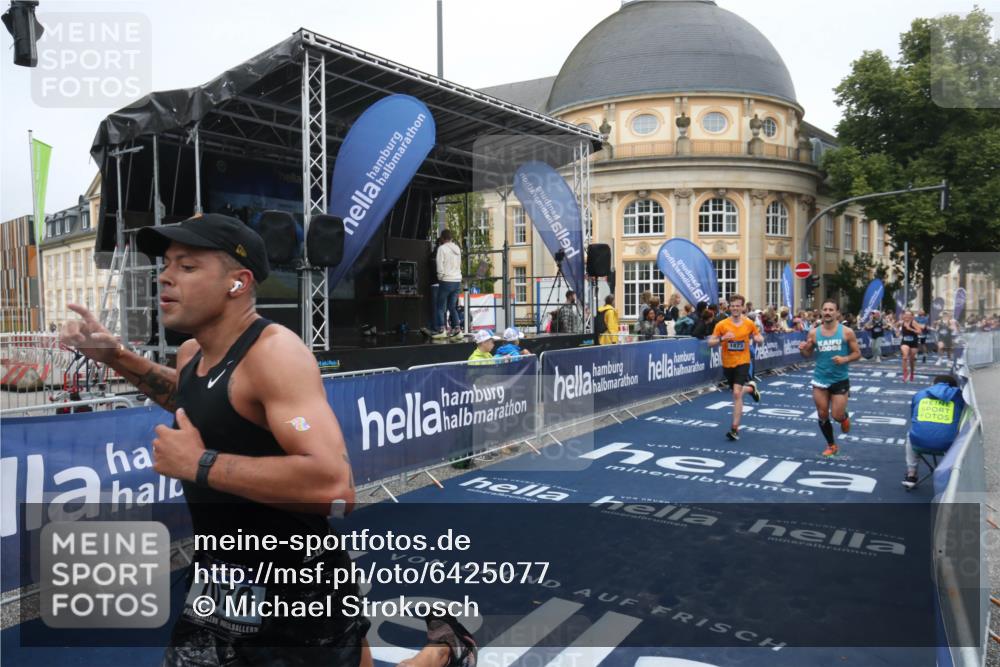 30.06.2024 - hella hamburg halbmarathon Michael Strokosch http://msf.ph/oto/6425077 30.06.2024 10:37:25 Ziel 1530, 1764, 1873, 4756, 5409, 7070, 11109, 11639, 13193 meine-sportfotos.de