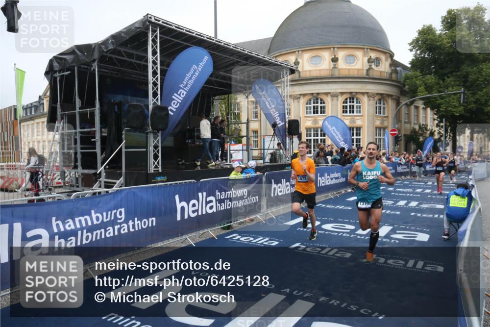 30.06.2024 - hella hamburg halbmarathon Michael Strokosch http://msf.ph/oto/6425128 30.06.2024 10:37:26 Ziel 1530, 1873, 4756, 5409, 7070, 11109, 11639, 13193 meine-sportfotos.de