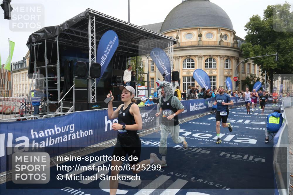 30.06.2024 - hella hamburg halbmarathon Michael Strokosch http://msf.ph/oto/6425299 30.06.2024 10:37:31 Ziel 1075, 1530, 4756, 5409, 7629, 8576, 9886, 10117, 10168, 11639, 12268, 12332 meine-sportfotos.de