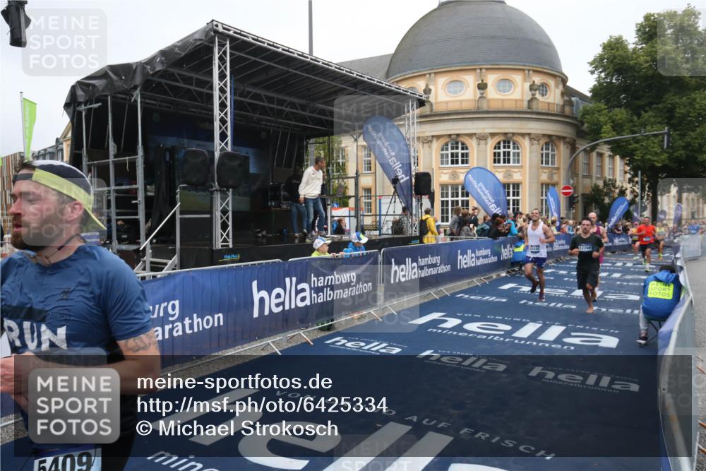 30.06.2024 - hella hamburg halbmarathon Michael Strokosch http://msf.ph/oto/6425334 30.06.2024 10:37:32 Ziel 1075, 1530, 4756, 5409, 7629, 8576, 9886, 10117, 10168, 11639, 12268, 12332 meine-sportfotos.de
