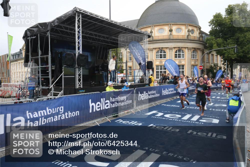 30.06.2024 - hella hamburg halbmarathon Michael Strokosch http://msf.ph/oto/6425344 30.06.2024 10:37:33 Ziel 1075, 1867, 4756, 5409, 7629, 8576, 9886, 10117, 10168, 12268, 12332 meine-sportfotos.de