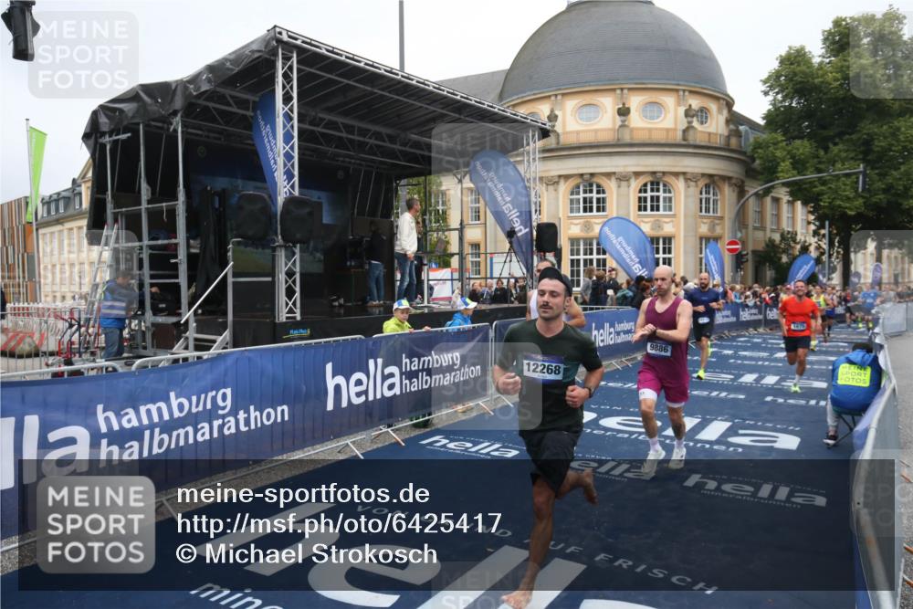 30.06.2024 - hella hamburg halbmarathon Michael Strokosch http://msf.ph/oto/6425417 30.06.2024 10:37:34 Ziel 1075, 1744, 1867, 5409, 7629, 8576, 9886, 10117, 10168, 12268, 12332 meine-sportfotos.de