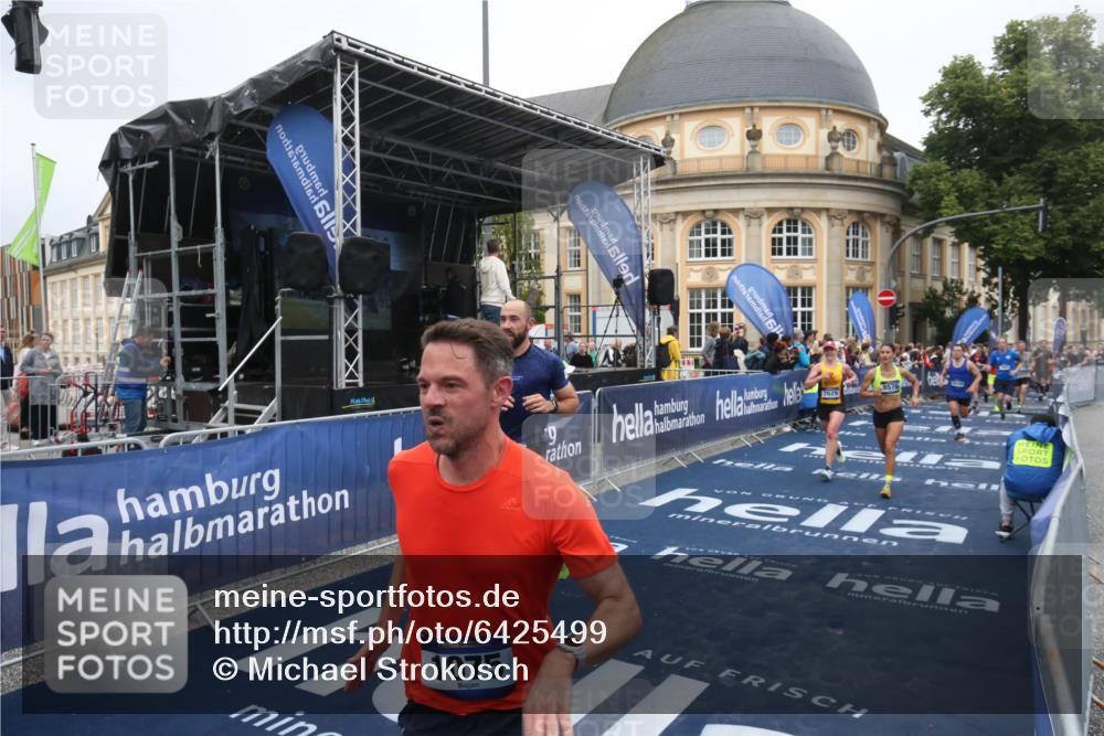 30.06.2024 - hella hamburg halbmarathon Michael Strokosch http://msf.ph/oto/6425499 30.06.2024 10:37:36 Ziel 1075, 1744, 1867, 5878, 7629, 8576, 9386, 9886, 10117, 10168, 10557, 11747, 12268, 12332 meine-sportfotos.de