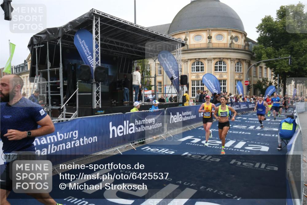 30.06.2024 - hella hamburg halbmarathon Michael Strokosch http://msf.ph/oto/6425537 30.06.2024 10:37:37 Ziel 1075, 1744, 1867, 5878, 6190, 7629, 8576, 9284, 9386, 10117, 10168, 10207, 10557, 11555, 11747, 12120, 12332 meine-sportfotos.de