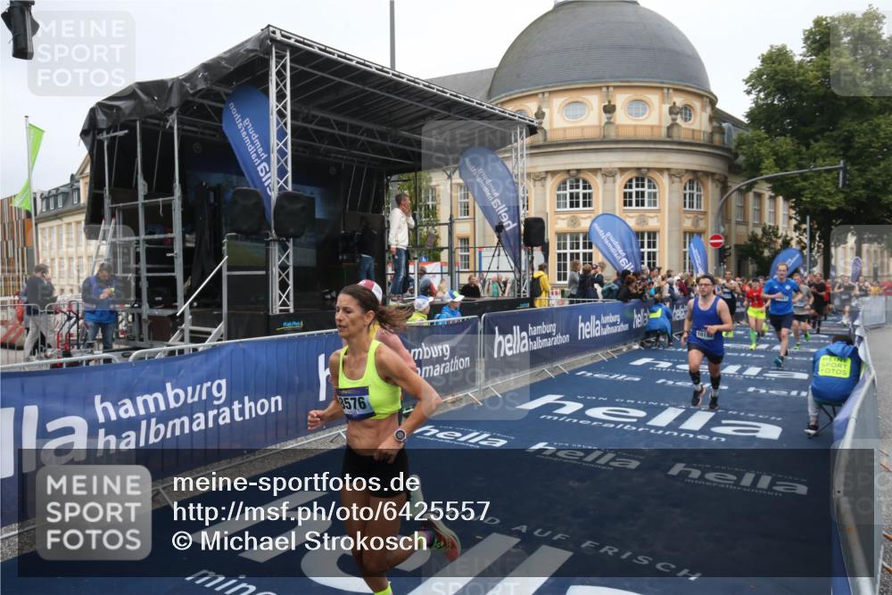 30.06.2024 - hella hamburg halbmarathon Michael Strokosch http://msf.ph/oto/6425557 30.06.2024 10:37:38 Ziel 1744, 1867, 5878, 6190, 7629, 8576, 9284, 9386, 10117, 10119, 10168, 10207, 10557, 11555, 11747, 12120 meine-sportfotos.de