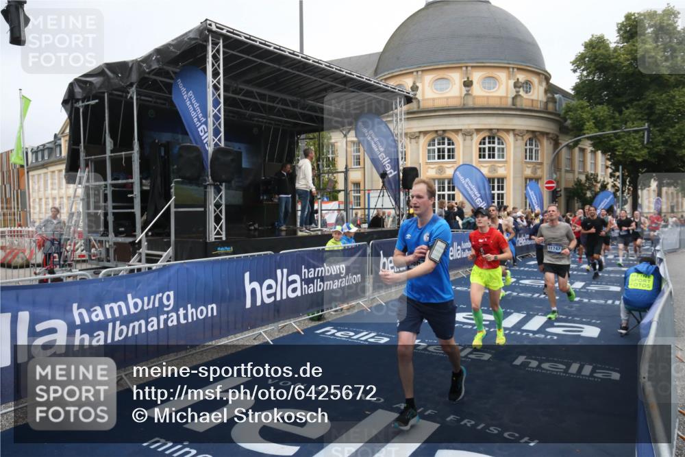 30.06.2024 - hella hamburg halbmarathon Michael Strokosch http://msf.ph/oto/6425672 30.06.2024 10:37:40 Ziel 1744, 1867, 4328, 5878, 6190, 7629, 9284, 9290, 9386, 9461, 10119, 10168, 10207, 10557, 11555, 11726, 11747, 12120 meine-sportfotos.de