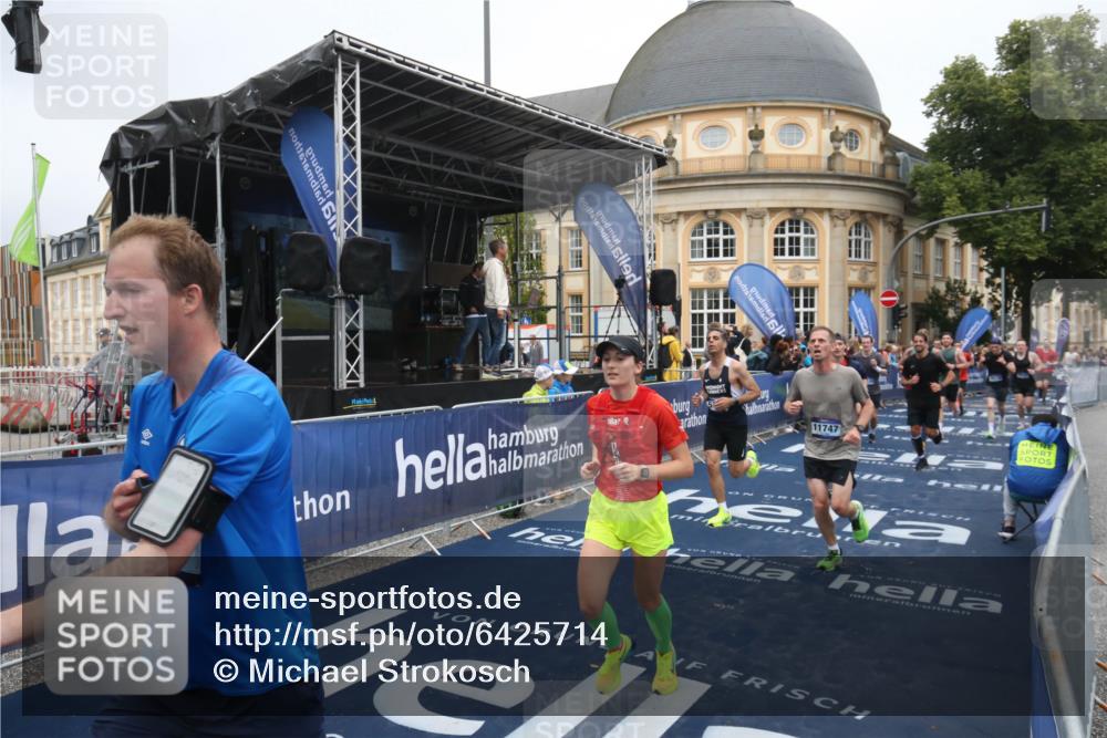 30.06.2024 - hella hamburg halbmarathon Michael Strokosch http://msf.ph/oto/6425714 30.06.2024 10:37:41 Ziel 1744, 1867, 3205, 4328, 5878, 6190, 9284, 9290, 9386, 9461, 9541, 10119, 10207, 10557, 11555, 11726, 11747, 12120 meine-sportfotos.de